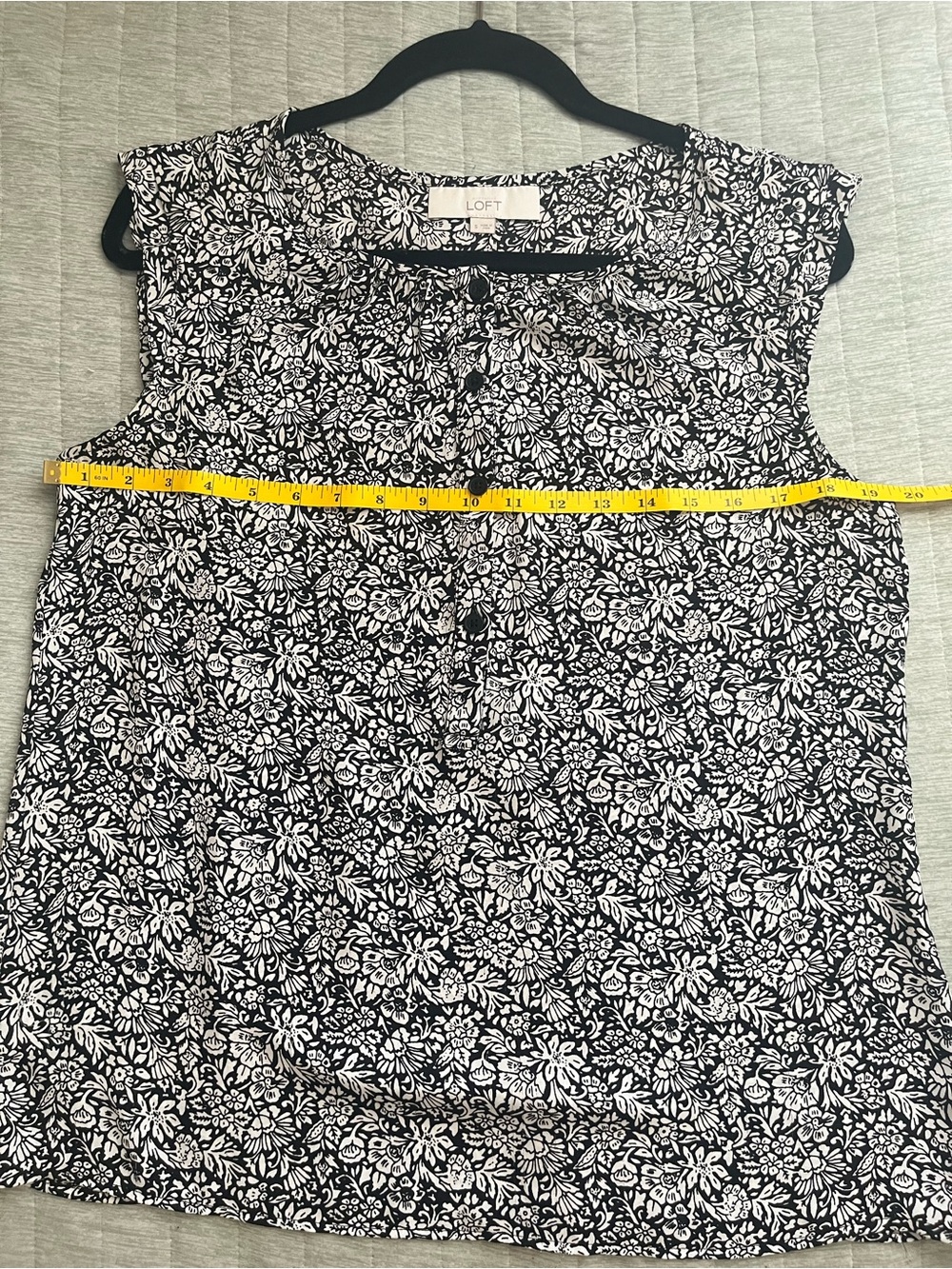LOFT Black & White Floral Sleeveless Blouse - Picture 3 of 8